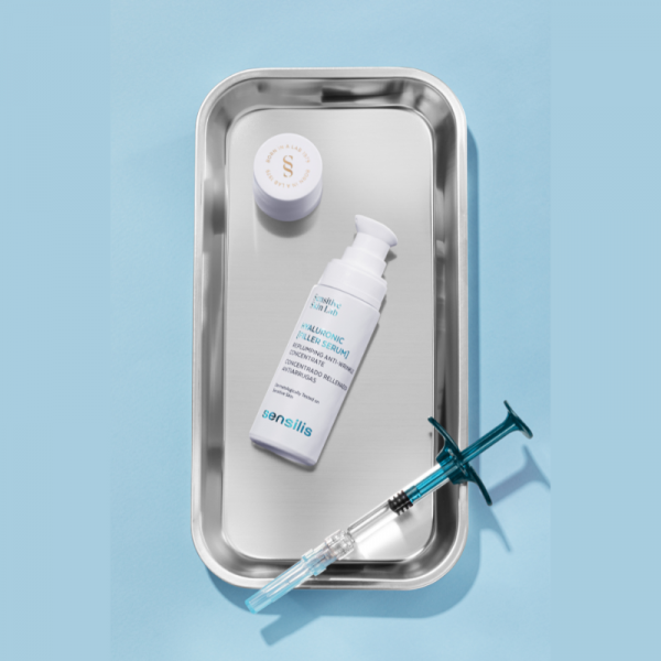 Hyaluronic [Filler Serum] es un concentrado indicado para todo tipo de pieles, incluso mixtas y grasas, ya que contiene un ingrediente matificante y seborregulador. Así como para todo tipo de edades, perfecto sérum para las pieles más jóvenes por su acción multifunción hidratante y antioxidante. Cómo para pieles más maduras, por su acción rellenadora y antiarrugas. Ideal post relleno dérmico para mantener y prolongar los efectos del procedimiento médico estético.