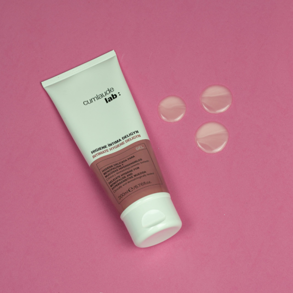 Gel de higiene íntima suave en formato eco-responsable. Gel limpiador delicado de pH neutro, específico para la higiene diaria en la etapa menopáusica, de mucosas genitales que presentan prurito, enrojecimiento, escozor o fenómenos de hipersensibilidad. Respeta el pH de la piel y las mucosas sensibles. Sin parabenos. Sin jabón. Sin sulfatos