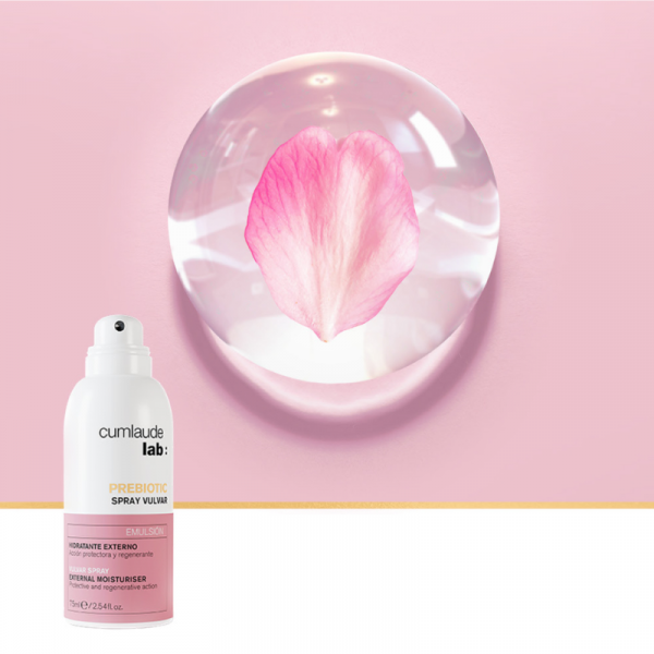 Bruma touchless protectora y regenerativa de la función barrera. Prebiotic Spray Vulvar es la primera bruma toucless protectora y regenerativa de la función barrera. Su tecnología ‘bag on valve’ permite una difusión nebulizada 360º y una aplicación del producto homogénea sin necesidad de tocar la piel vulvar sensibilizada. Especialmente indicado en situaciones de estrés vulvar como la menstruación, la incontinencia o infecciones causadas por el VPH. Testado en personas con condilomas.