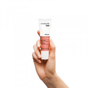 Gel lubricante íntimo que favorece las relaciones sexuales. Gel lubricante íntimo de base acuosa con ácido hialurónico y ácido láctico, indicado en caso de relaciones sexuales dolorosas y que cursan con sequedad. De consistencia similar a las secreciones vaginales fisiológicas, mantiene la zona íntima suave e hidratada. No altera la integridad del preservativo. Sin perfumes. Sin colorantes. Testado en los 5 metales pesados. Clinica y dermatológicamente testado. Compatible con el uso del preservativo. No deja residuos. No mancha. Indicación: Indicado para mujeres que presentan sequedad íntima que resulta en relaciones sexuales dolorosas y que cursan con sequedad. Modo de uso: Debe aplicarse una cantidad conveniente de Mucus en las partes genitales antes de cada relación sexual, pudiendo renovarse su aplicación durante la misma si se considera oportuno. Se obtienen mejores resultados si ambos miembros de la pareja lo utilizan al mismo tiempo.