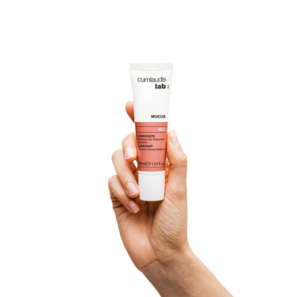 Gel lubricante íntimo que favorece las relaciones sexuales. Gel lubricante íntimo de base acuosa con ácido hialurónico y ácido láctico, indicado en caso de relaciones sexuales dolorosas y que cursan con sequedad. De consistencia similar a las secreciones vaginales fisiológicas, mantiene la zona íntima suave e hidratada. No altera la integridad del preservativo. Sin perfumes. Sin colorantes. Testado en los 5 metales pesados. Clinica y dermatológicamente testado. Compatible con el uso del preservativo. No deja residuos. No mancha. Indicación: Indicado para mujeres que presentan sequedad íntima que resulta en relaciones sexuales dolorosas y que cursan con sequedad. Modo de uso: Debe aplicarse una cantidad conveniente de Mucus en las partes genitales antes de cada relación sexual, pudiendo renovarse su aplicación durante la misma si se considera oportuno. Se obtienen mejores resultados si ambos miembros de la pareja lo utilizan al mismo tiempo.