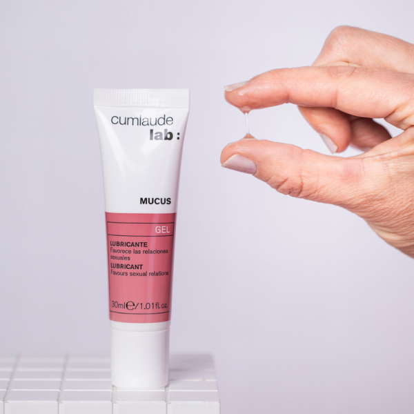 Gel lubricante íntimo que favorece las relaciones sexuales. Gel lubricante íntimo de base acuosa con ácido hialurónico y ácido láctico, indicado en caso de relaciones sexuales dolorosas y que cursan con sequedad. De consistencia similar a las secreciones vaginales fisiológicas, mantiene la zona íntima suave e hidratada. No altera la integridad del preservativo. Sin perfumes. Sin colorantes. Testado en los 5 metales pesados. Clinica y dermatológicamente testado. Compatible con el uso del preservativo. No deja residuos. No mancha. Indicación: Indicado para mujeres que presentan sequedad íntima que resulta en relaciones sexuales dolorosas y que cursan con sequedad. Modo de uso: Debe aplicarse una cantidad conveniente de Mucus en las partes genitales antes de cada relación sexual, pudiendo renovarse su aplicación durante la misma si se considera oportuno. Se obtienen mejores resultados si ambos miembros de la pareja lo utilizan al mismo tiempo.