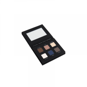Sombras de ojos mate aterciopeladas que se presentan en una paleta de 6 tonalidades: una base neutra, un iluminador y 4 tonos neutros intensos y oscuros profundos, con alto contenido en pigmentos sin componentes tóxicos para los ojos.