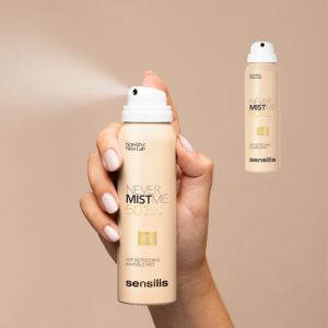 Never Mist Me SPF50 es ideal para reaplicar la protección solar en todo tipo de pieles, incluso con maquillaje, gracias a su efecto invisible y refrescante fijador de maquillaje.