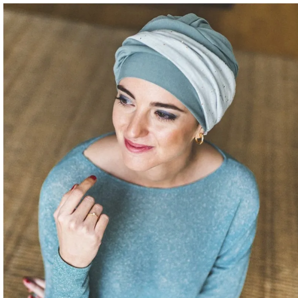Turbante oncológico confeccionado con tejido natural de bambú. Específico para casos de alopecia o pérdida de cabello durante los tratamientos oncológicos.