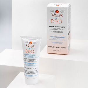 VEA DEO es un lipogel desodorante a base de vitamina E de alta eficacia y tolerabilidad. Reduce la sudoración y el mal olor asociado de forma natural, contrarrestando la proliferación de bacterias que se encuentran en su origen. Larga duración: una sola aplicación es efectiva hasta 72 horas. No es pegajoso, no engrasa ni mancha la ropa