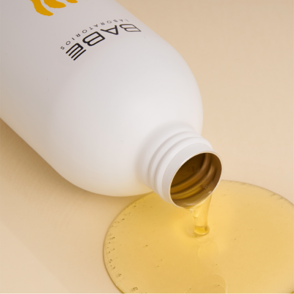 Jabón De Aceite Babé es apto para todo tipo de piel. Especialmente indicado para piel muy seca o con tendencia atópica. Formado con más de un 40% de aceites de origen vegetal, ricos en Omega 3, 6 y 9.