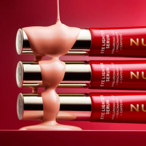 este sérum es un tratamiento híbrido de gran eficacia que combina la concentración de un sérum con pigmentos para conseguir un efecto nacarado rosado, que ilumina y rejuvenece visiblemente la mirada.
