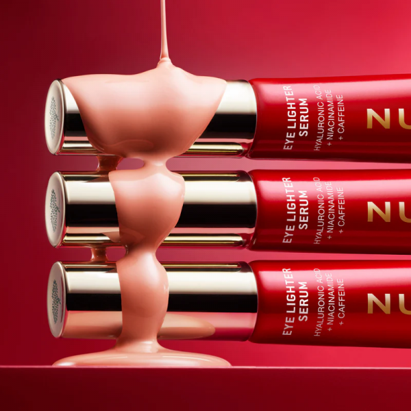 este sérum es un tratamiento híbrido de gran eficacia que combina la concentración de un sérum con pigmentos para conseguir un efecto nacarado rosado, que ilumina y rejuvenece visiblemente la mirada.