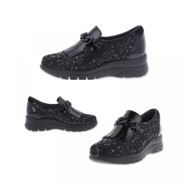 MOCASÍN CANDE DE SEÑORA PARA PIE DIABETICO, DISEÑADO PARA PIES DELICADOS, HORMA AMPLIA K , fabricado en licra adaptable y piel vacuno. Ajuste tira de cuero adhesiva tipo velcro, que permite ajustar la apertura del zapato al usuario dependiendo del ancho de su pie. Apto para adaptar plantillas a medida, horma EXTRA ANCHA, Indicado para mujeres que precisan un calzado cómodo, amplio y adaptable. Las costuras internas están protegidas, evitando rozaduras y protegiendo los pies más sensibles y delicados.
