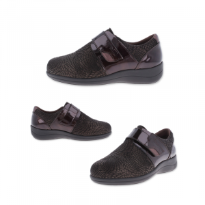 ZAPATO PARA PIE DIABETICO SEÑORA DULCE MARRÓN, piel y licra elástica adaptable. Ajuste con tira de velcro en empeine. Apto para adaptar plantillas a medida. Indicado para mujeres que precisan un calzado cómodo, amplio y adaptable. Las costuras internas están protegidas, evitando rozaduras y protegiendo los pies más sensibles y delicados.
