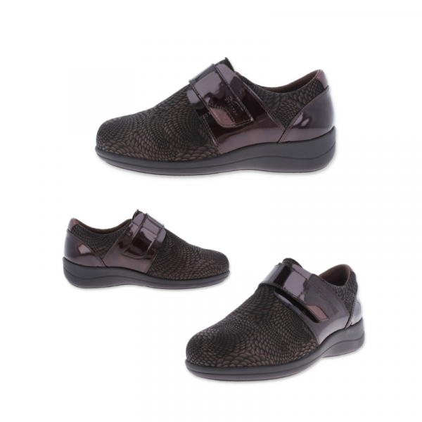 ZAPATO PARA PIE DIABETICO SEÑORA DULCE MARRÓN, piel y licra elástica adaptable. Ajuste con tira de velcro en empeine. Apto para adaptar plantillas a medida. Indicado para mujeres que precisan un calzado cómodo, amplio y adaptable. Las costuras internas están protegidas, evitando rozaduras y protegiendo los pies más sensibles y delicados.