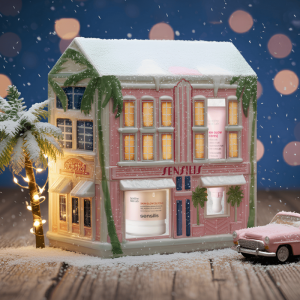 Cofre de Navidad Sensilis Skin Glow, contiene: Skin Glow [Glycolic]550ml+ Skin Glow [K Eyes]. 15ml Skin Glow [Glycolic]: Gel alisador iluminador de uso nocturno con 8% de ácido glicólico por su acción renovadora devuelve la luz a la piel apagada. Ilumina de forma inmediata, hidrata en profundidad, unifica el tono y reafirma la piel. Apto para todo tipo de pieles incluso las más sensibles. Skin Glow [K Eyes]: Emulsión con pigmentos beige iluminadores para un tratamiento intensivo corrector que ayuda a combatir la fatiga del contorno de los ojos. Aumenta la luminosidad de forma inmediata, mejora la coloración de las ojeras vascular y pigmentaria e hidrata de forma inmediata y a largo plazo.