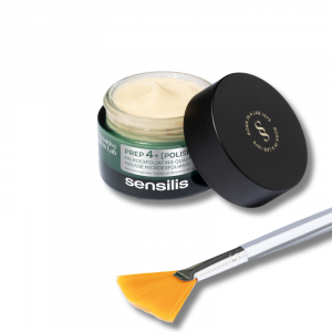 Pretratamiento facial Prep4+ polish de sensilis es un Mousse fundente microexfoliante con microcristales de cuarzo diseñada para realizar una microdermoabrasión suave y eficaz en las pieles más sensibles. Su acción exfoliante mecánica, combina dos tamaños de partículas, 5% de microcristales de cuarzo, 10% de microfibras de celulosa, que actúan de forma complementaria para eliminar células muertas, desincrustar impurezas y afinar la textura de la piel sin dañar la función barrera