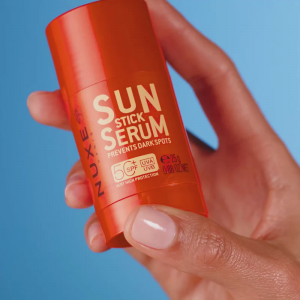 Sérum en Stick Solar SPF50+ de NUXE protege el rostro y las zonas más expuestas a los rayos UVA/UVB y la luz azul, ayudando a prevenir la aparición de manchas oscuras.