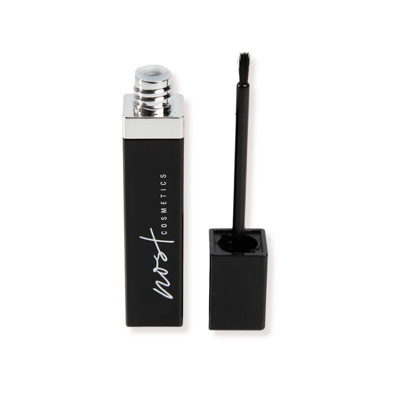 Sérum para cejas reestructurante que ayuda a recuperar densidad y fortaleza de las cejas.